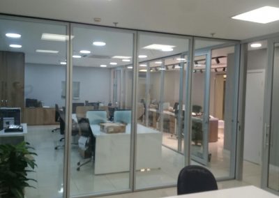 Divisória de Vidro e Mobiliário
